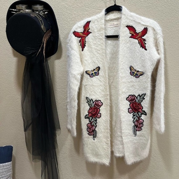 Kloth & Clover Eyelash cardigan with embroidered patches NWT - Picture 3 of 5